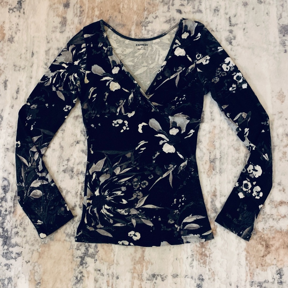 Express White & Black V Neck Pima Cotton Blend Shirt Sz XS